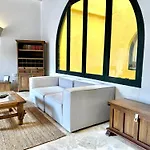 Calamari Homes - El Porvenir 305 - Walled City