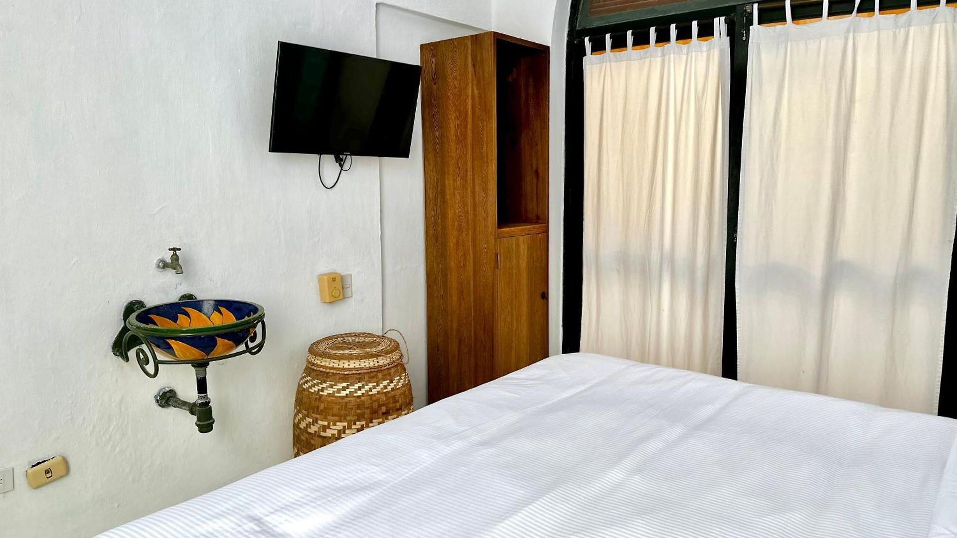Calamari Homes - El Porvenir 305 - Walled *